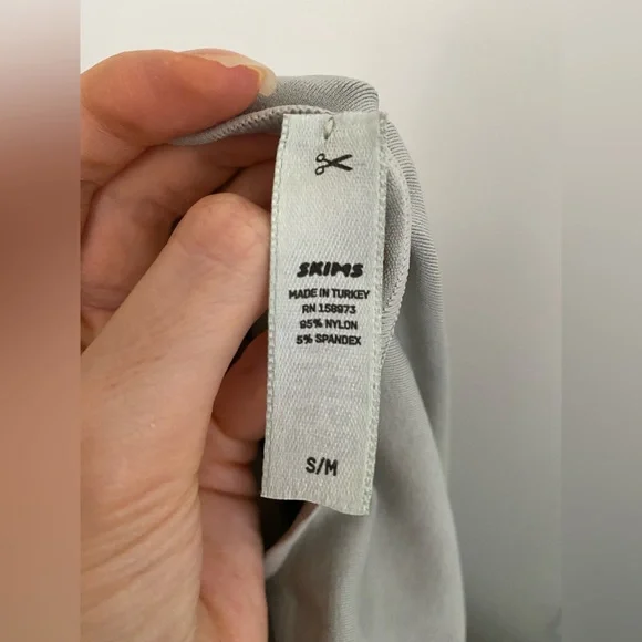 NWOT SKIMS Essential Long Sleeve Scoop Neck Bodysuit - S/M - Picture 4 of 6